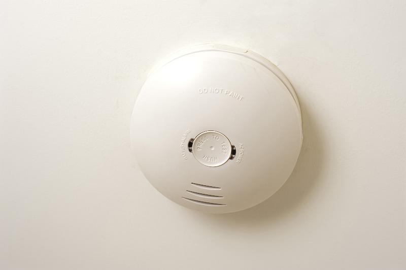 Ceiling-mounted fire detection device used alongside building fire protection systems